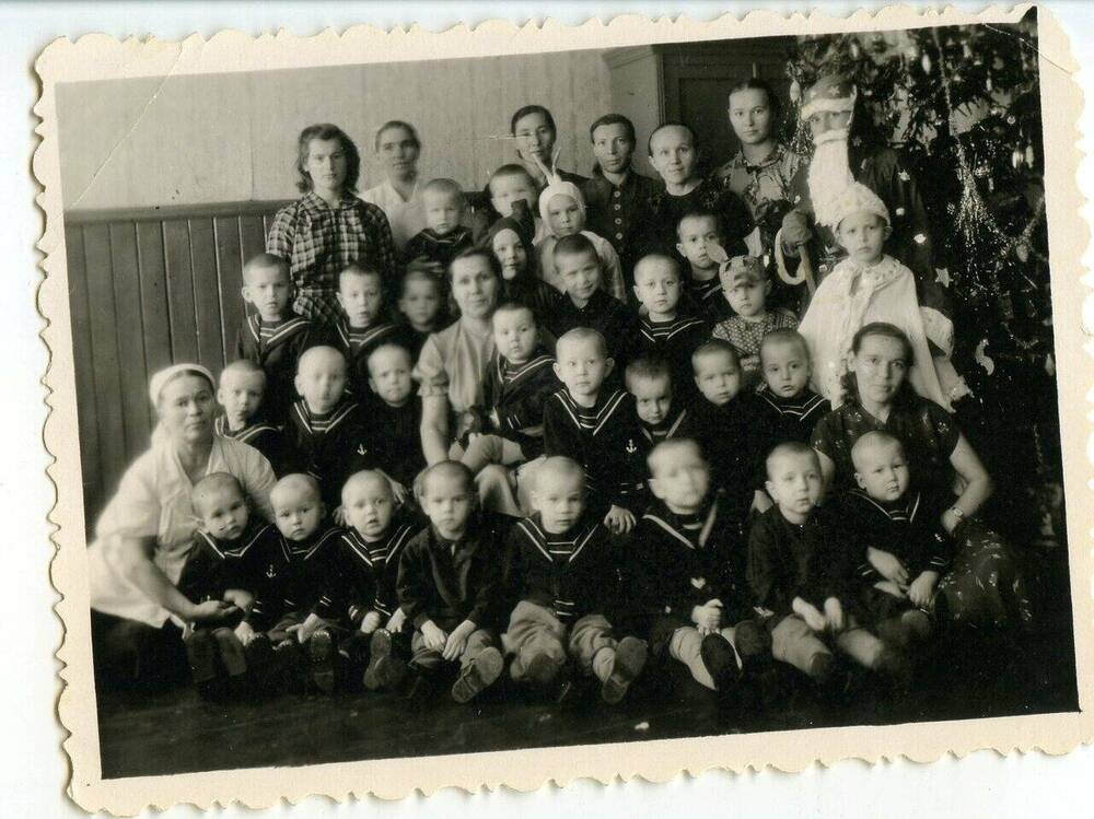 Фотография «Воспитанники детского дома у новогодней ёлки». 