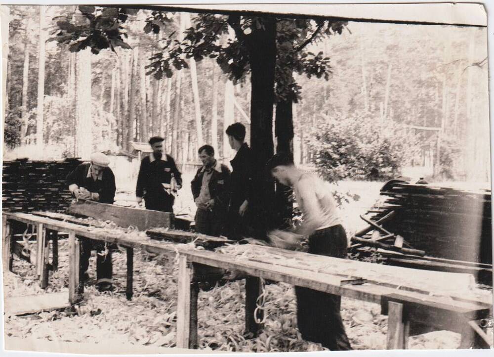 Фотография сюжетная. 5 мужчин работают в столярной мастерской на свежем воздухе