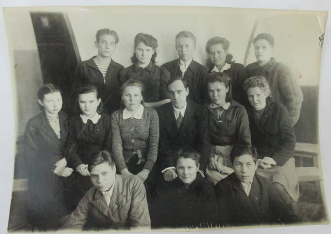 Фотография. Выпускники 9 класса Краснобаковской средней школы. 1947 г.