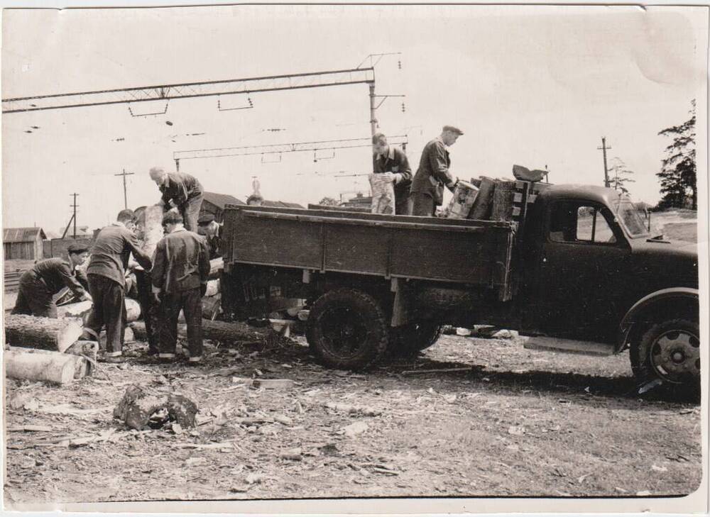 Фотография сюжетная. Загрузка дров на грузовик ГАЗ-51