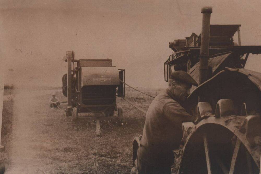 Фото: Зырянов Василий Павлович – первый тракторист Белохолуницкой МТС. 1950 год.