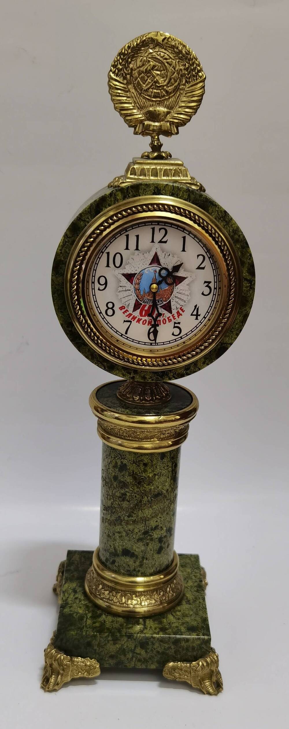 Часы настольные механические, в корпусе из полированного змеевика, посвященные 60-летию Великой Победы.