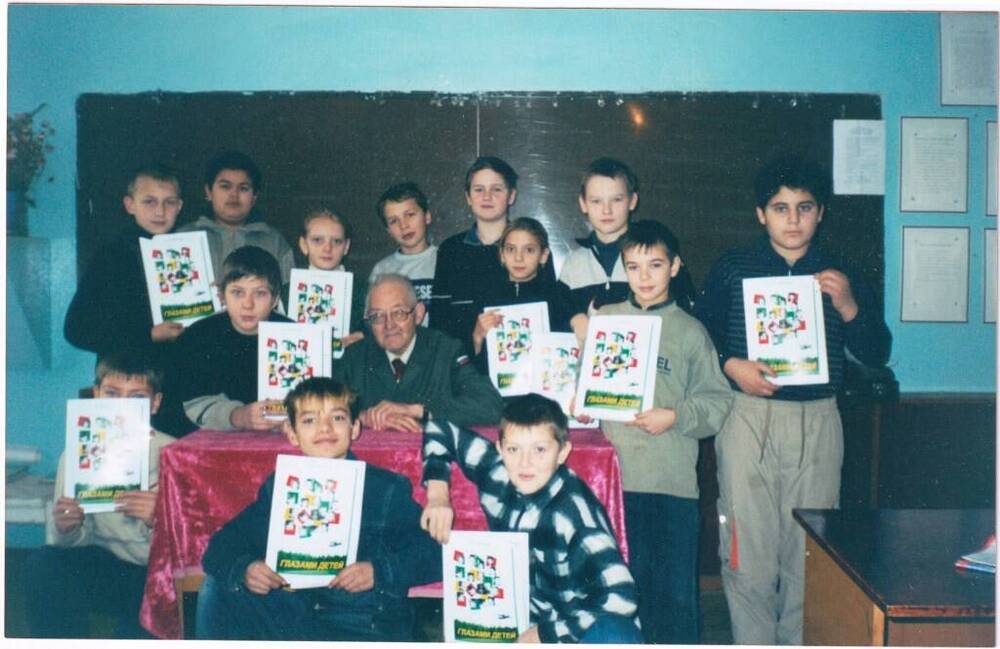 Фотография групповая. Н.М. Лапутин с учащимися 6 Б класса средней школы № 32