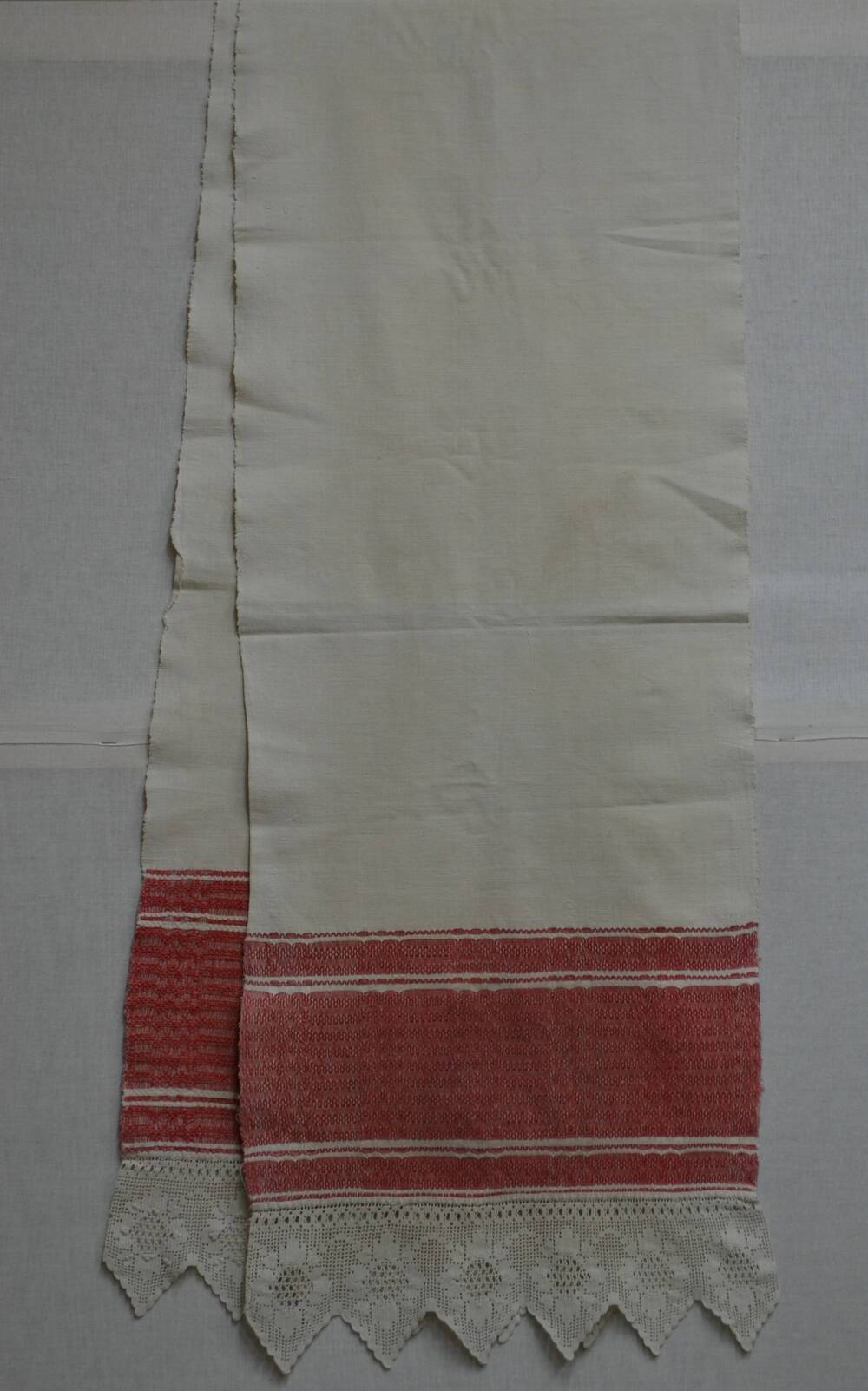 Полотенце домотканое, украшенное узором в технике пятиремизного ткачества.