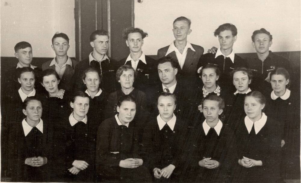 Фотография групповая ч\б. 10 в класс. Выпуск 1957г ода г.Ефремов