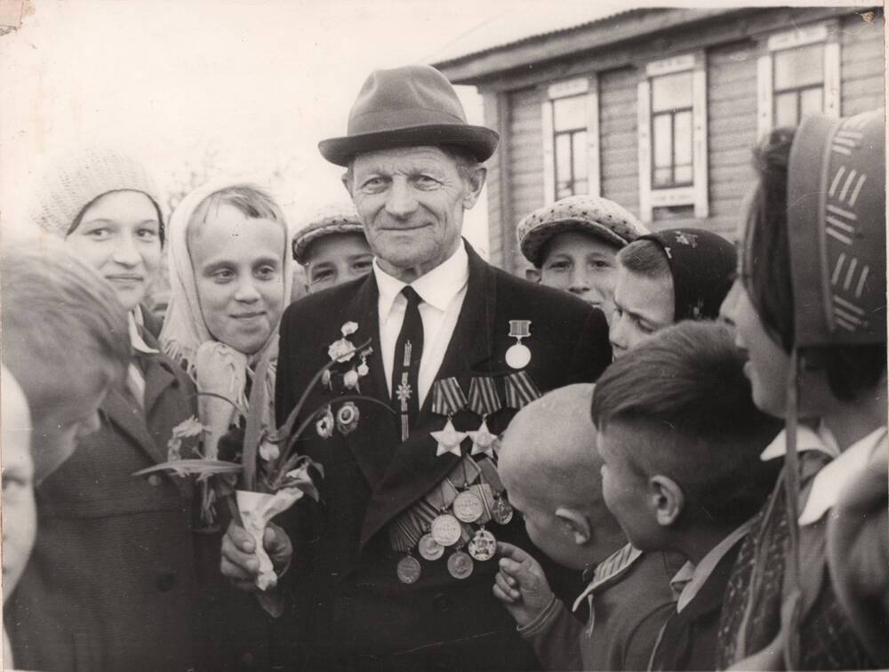 Фото: Салтыков Аркадий Алексеевич-кавалер трёх орденов Славы, с детьми.