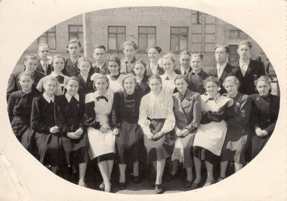 Фотография групповая, ч\б.« 10 класс «А» 1954 года.
