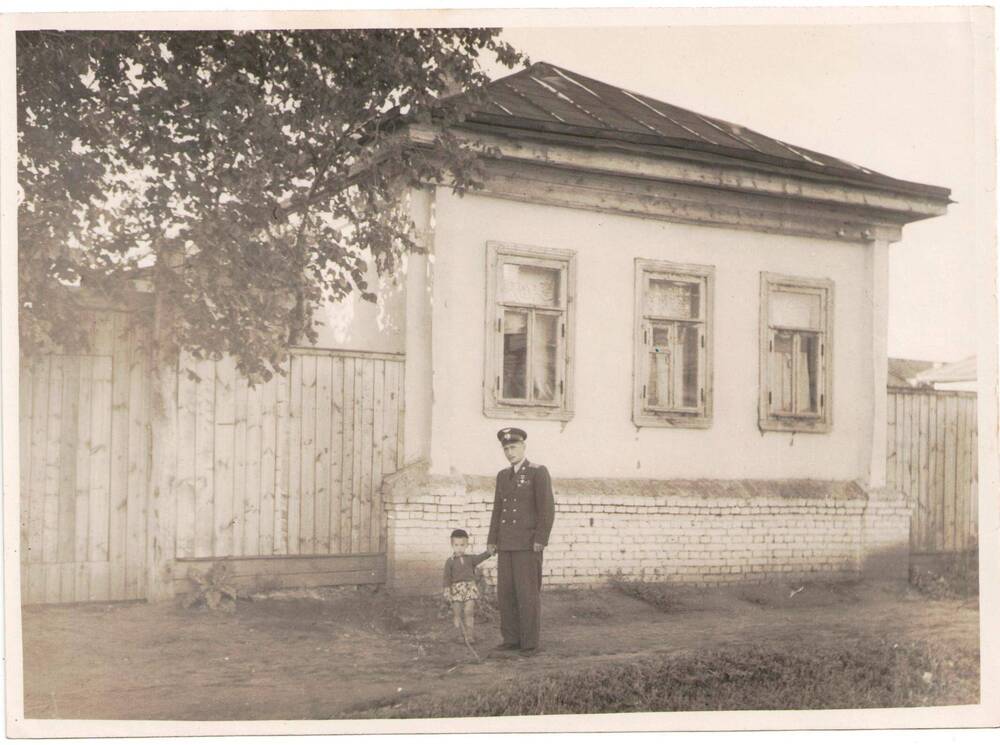 Фотография черно-белая А.Н.Прохоров с сыномоколо дома, построенного ему по ул.Пролетарской. г.Борисоглебск.