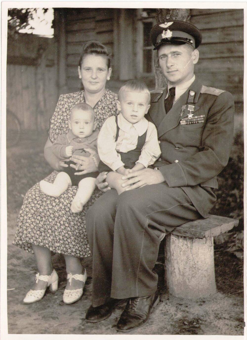 Фотография черно-белая А.Н.Прохоров с женой и сыновьями.