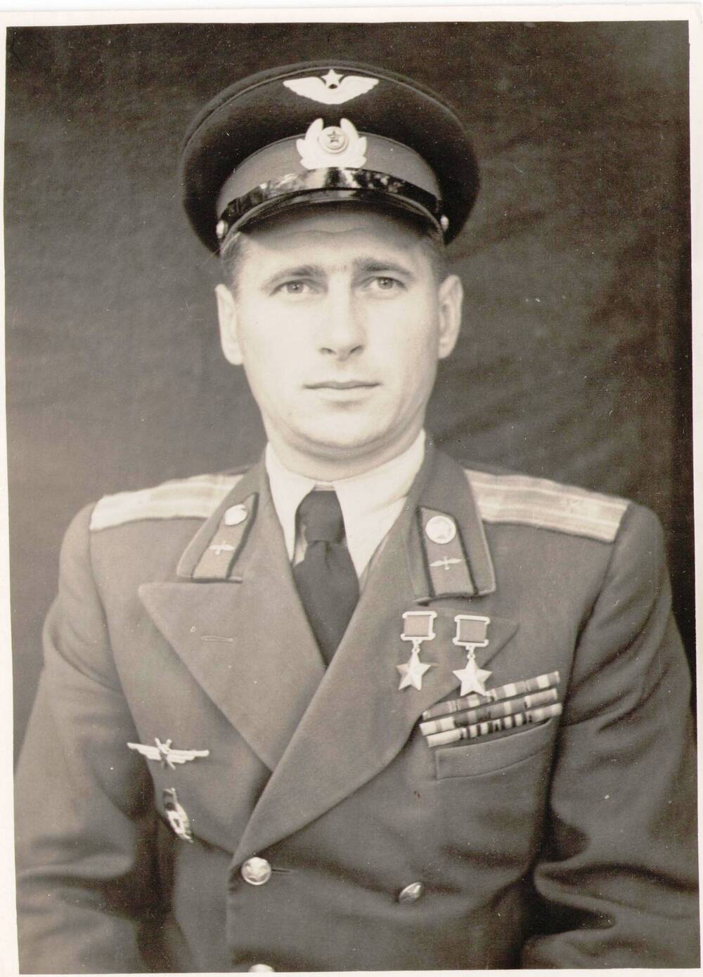 Фотография черно-белая Прохоров А.Н. - дважды Герой Советского Союза, гвардии майор, летчик.