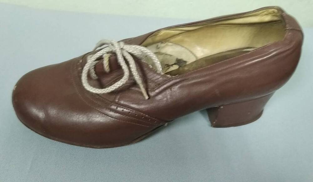 Туфля женская левая (р. 36) коричневого цвета с белым шнурком и каблуком «кирпичик». 