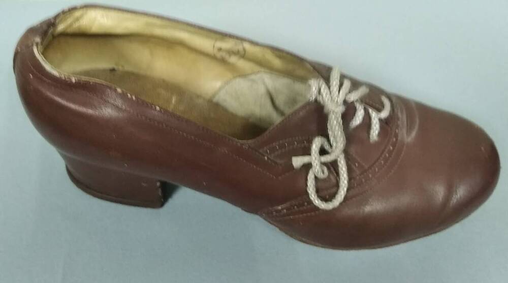 Туфля женская правая (р. 36) коричневого цвета с белым шнурком и каблуком «кирпичик». 