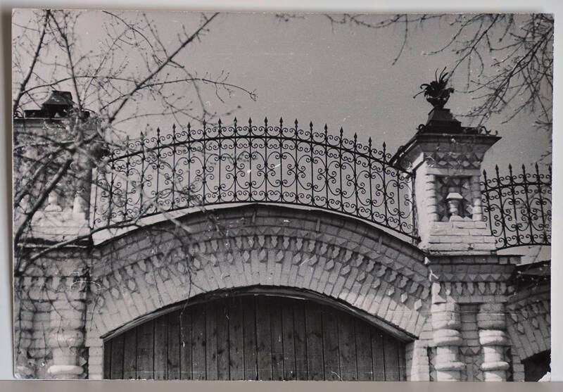 Фото. Шадринск, ул. Церковная. Кованая решетка над воротами дома крестьянина Попова.