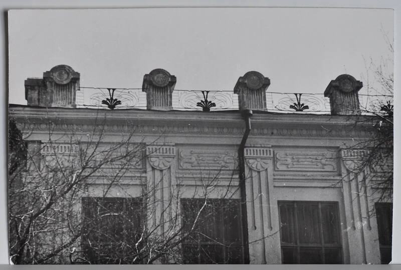 Фото. г. Шадринск. Ул. Мещерская. Решетка в стиле модерн на крыше реального училища.