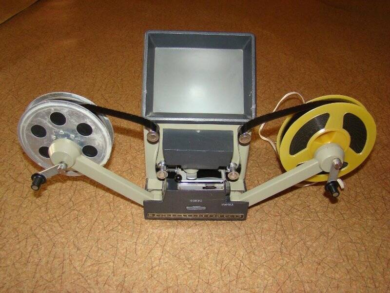 Столик монтажный Купава-16 с экраном для 16 мм киноплёнки.