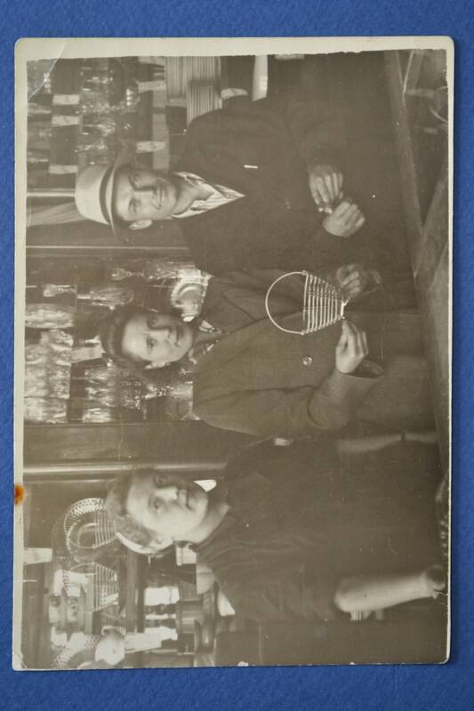 Фото. Продавец Е.В. Бабина с покупателями в отделе посуды Курганского универмага. 1955 г.