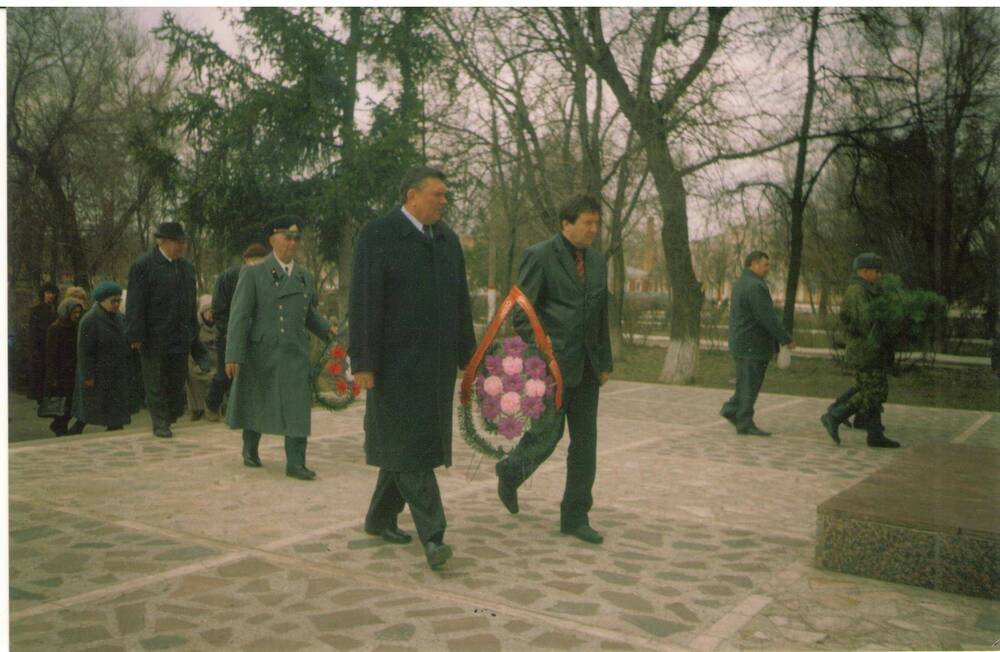 Фото возложение венков руководство района и области, 27 марта 2004 г.