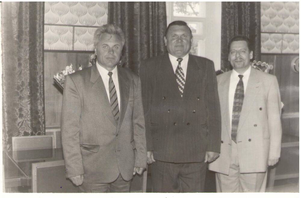 Фото встреча главы администрации Богучарского района Гузева А.В. с ректором ВЭПИ Золотовским Ю.Л., 1997 год.