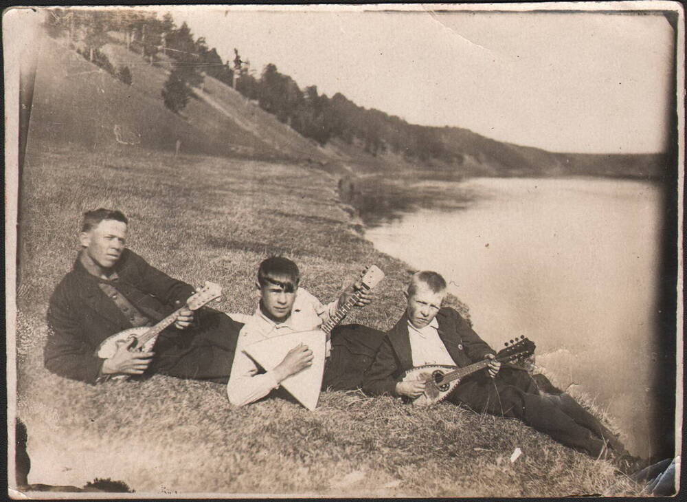 Фотография ч/б Молодые люди на берегу р. Сылва. Суксун. 1938 г.