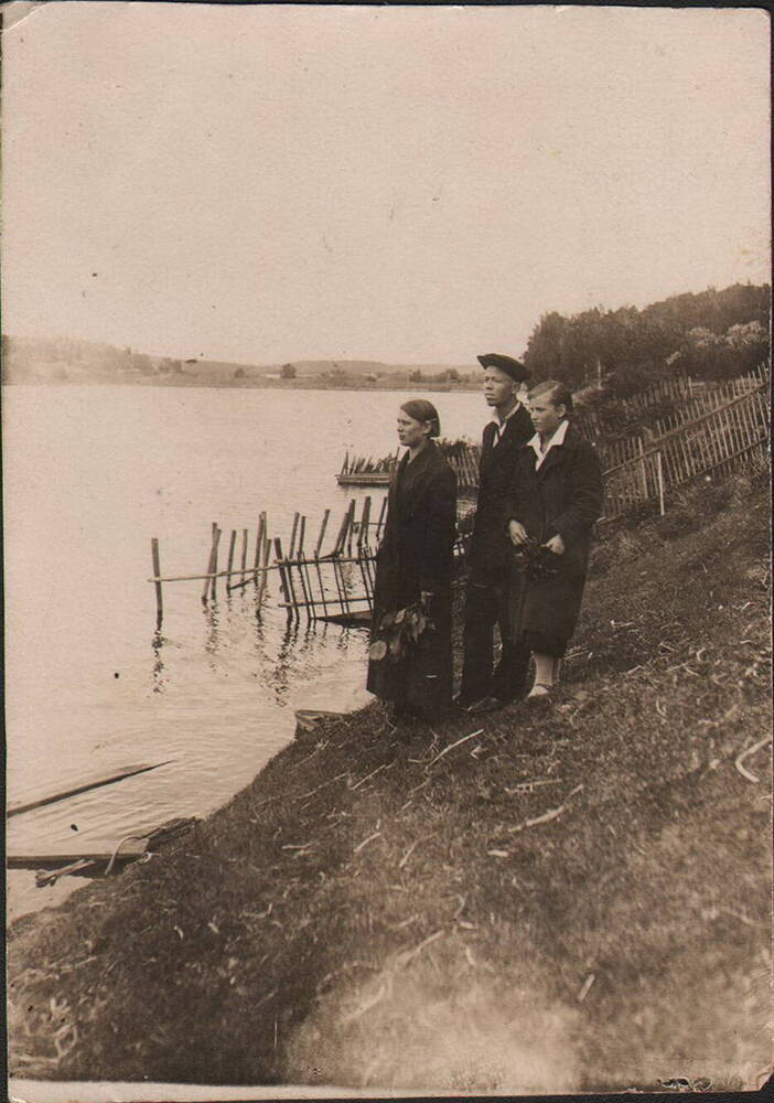 Фотография ч/б Молодые люди на берегу Суксунского пруда. 1938 г.