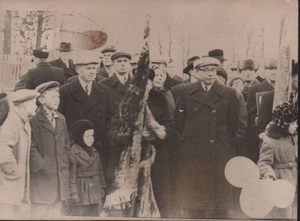 Фото: Колонна Белохолуницкого леспромхоза на демонстрации у Дома Советов 7 ноября 1965 года (1 мая 1978 года).