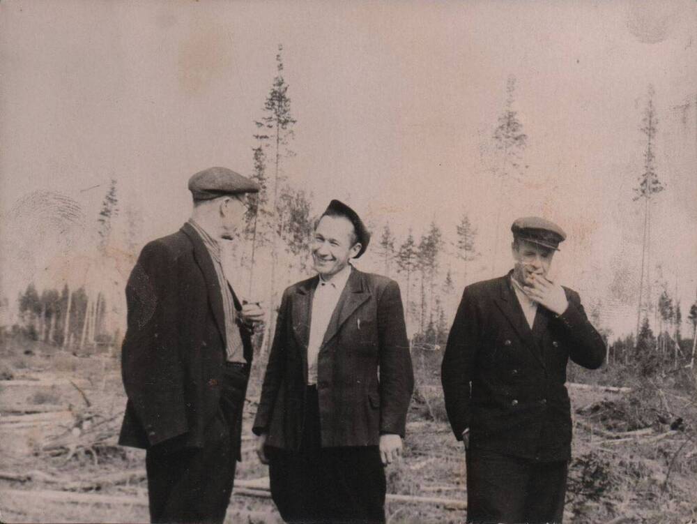 Фото: Хазов Михаил Васильевич - директор Белохолуницкого леспромхоза со служащими, 1956 год.