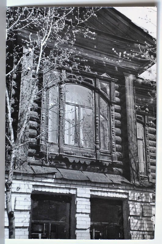 Фото. г. Шадринск, ул. Преображенская. Жилой дом нач. ХХ в. Вид центрального окна.