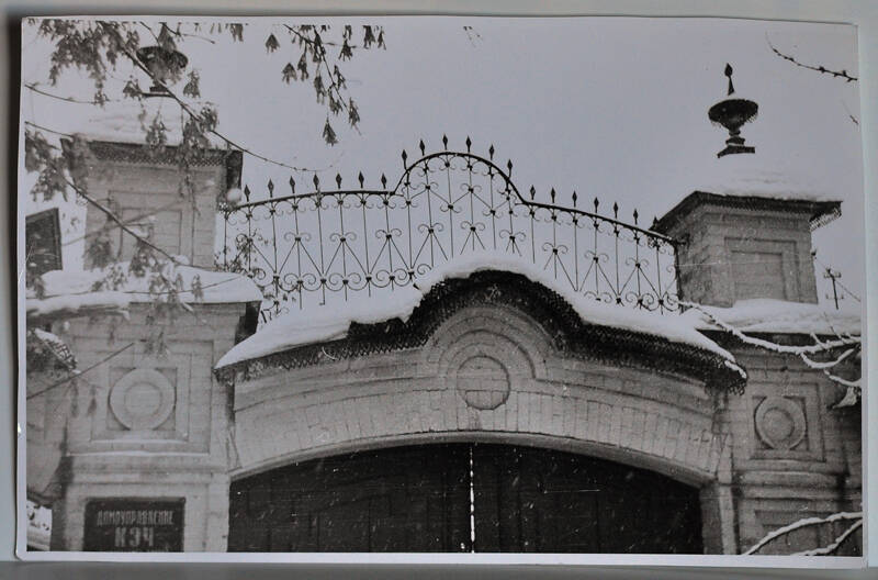 Фото. г. Шадринск, ул. Луначарского. Фрагмент ворот с решеткой на усадьбе В.А. Густомесова.
