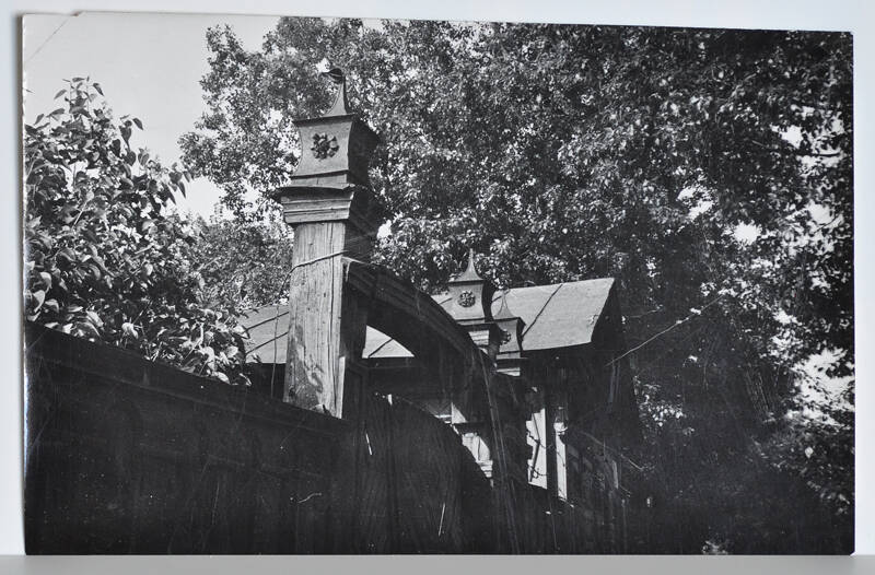 Фото. г. Шадринск, ул. Соснинская. Фрагмент деревянных ворот.