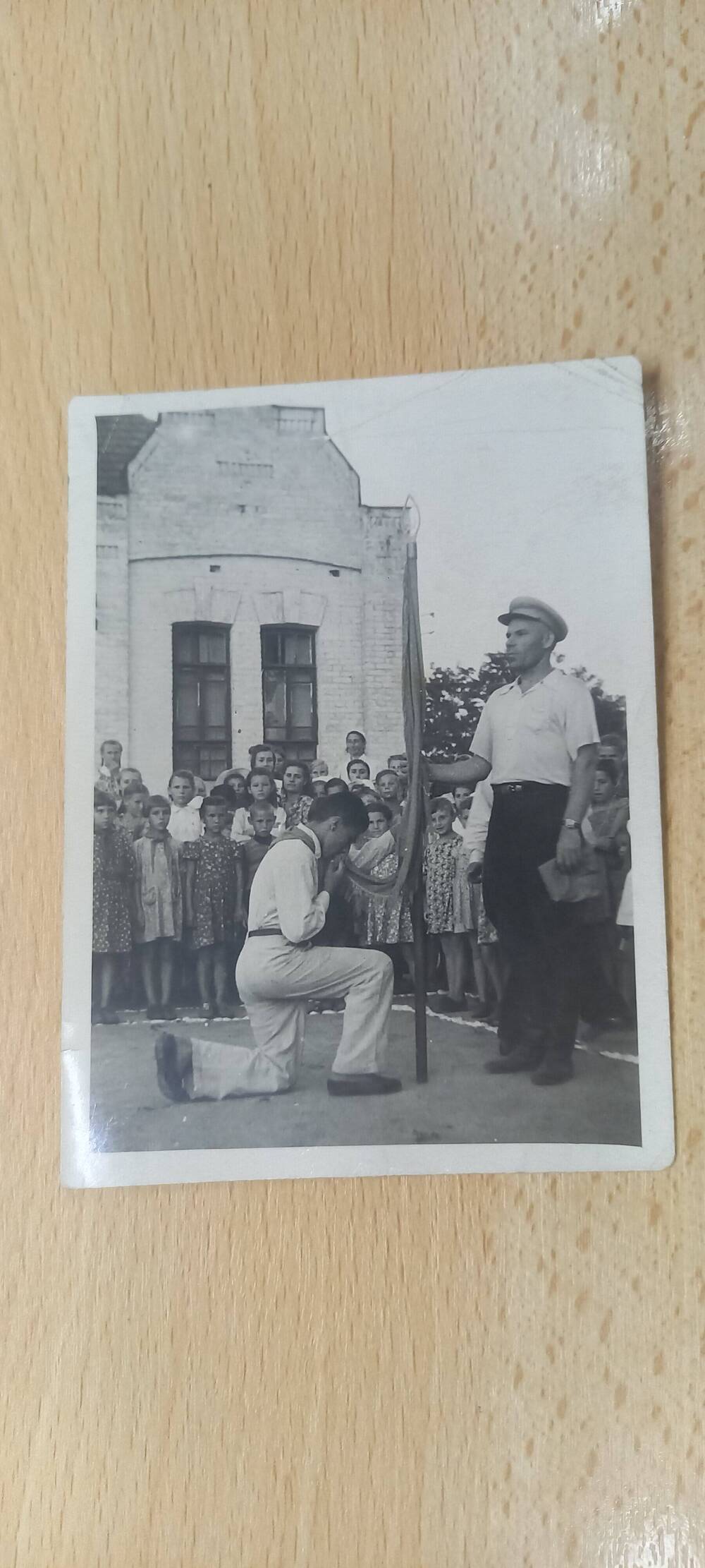 Фото Вручение знамени дружине пионеров им. В.И.Ленина в пионерском лагере в 1951г.