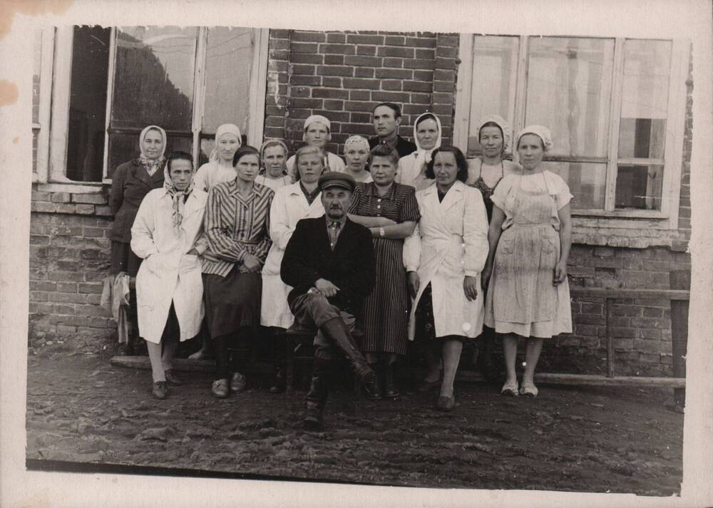 Фото: Коллектив работников хлебопекарни в г. Белая Холуница, 23 октября 1954г.