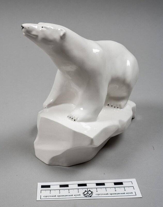 Скульптурная композиция. Белый медведь на льдине.