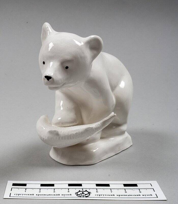 Скульптурная композиция. Белый медведь с белой рыбой.
