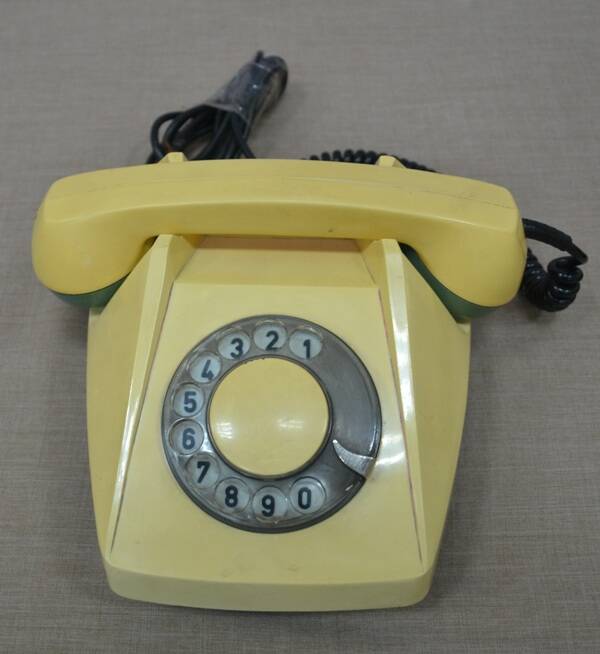 Телефон настольный  с барабанным набором цифр, светло-желтого цвета.