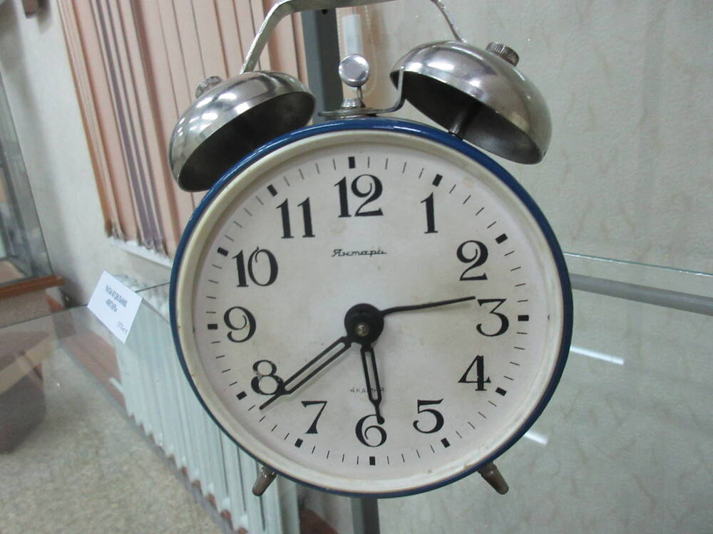 Часы-будильник настольные марки Янтарь