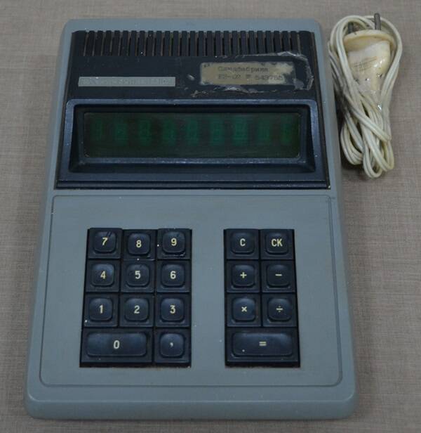 Калькулятор электрический, настольный «Электроника Б3.02» («Б»- бытовая техника, «№ 3» - калькулятор), № 381853, серо-коричневый корпус.