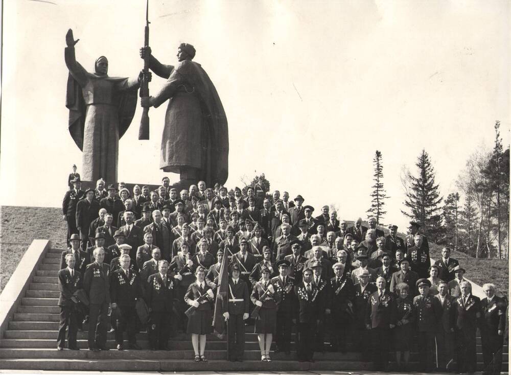 Фотопортрет групповой. Встреча выпускников Томского военного училища.