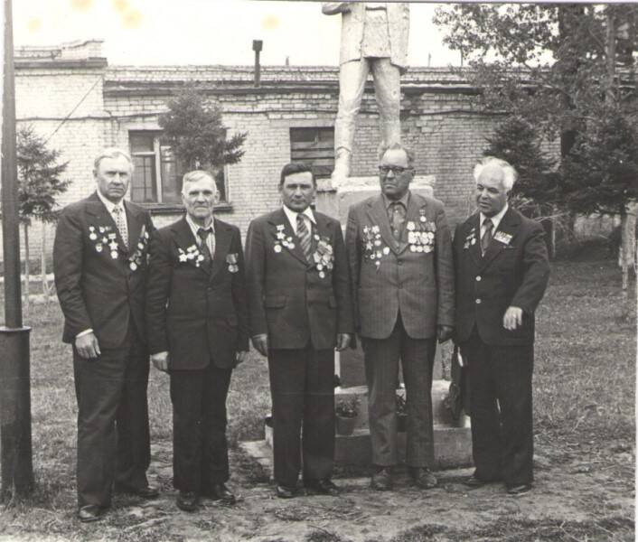 Фотопортрет групповой . Встреча ветеранов-выпускников Асинского военно-пехотного училища.