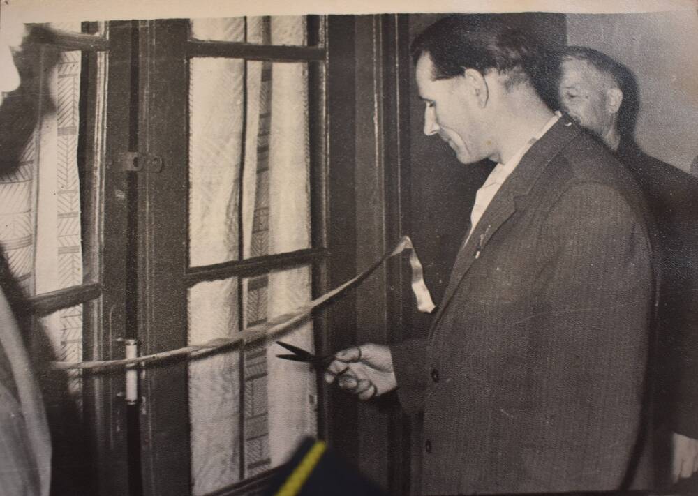 Фотография. Герой Советского Союза Батуков М. С. открывает комнату боевой славы в г. Жиздра