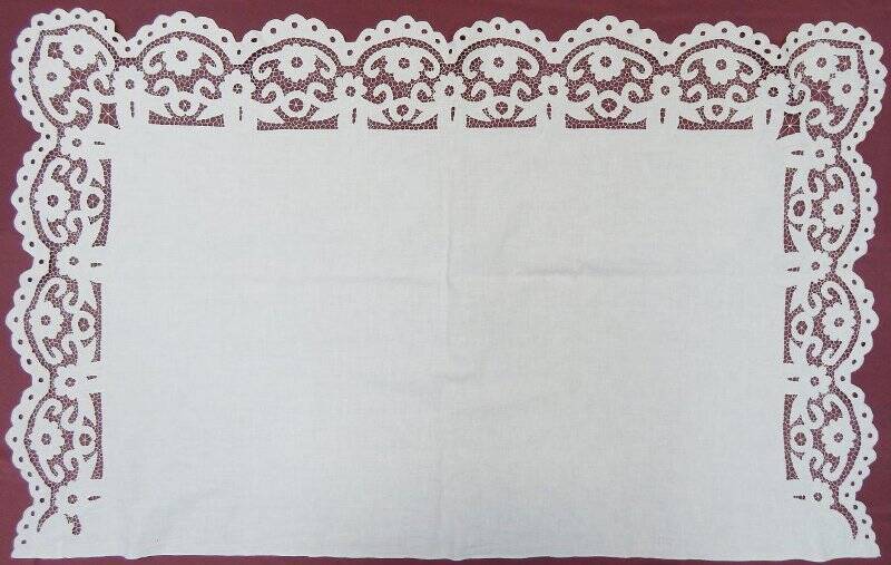 Накидка на комод (накомодник) белого цвета с вышивкой ришелье по трем сторонам.