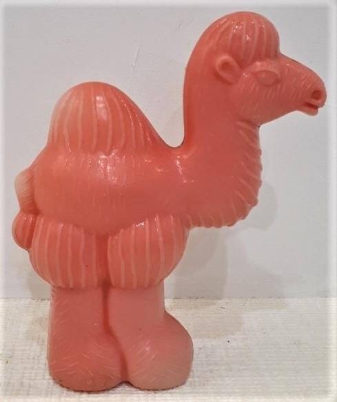 Пластмассовый розовый верблюд.