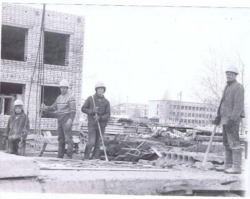 Моментов строительства. Урай 1980. Школы города Урай 1980. Начало строительства школы 6 г. Лысьва в конце 1980х. Фото г Урай 1987г.