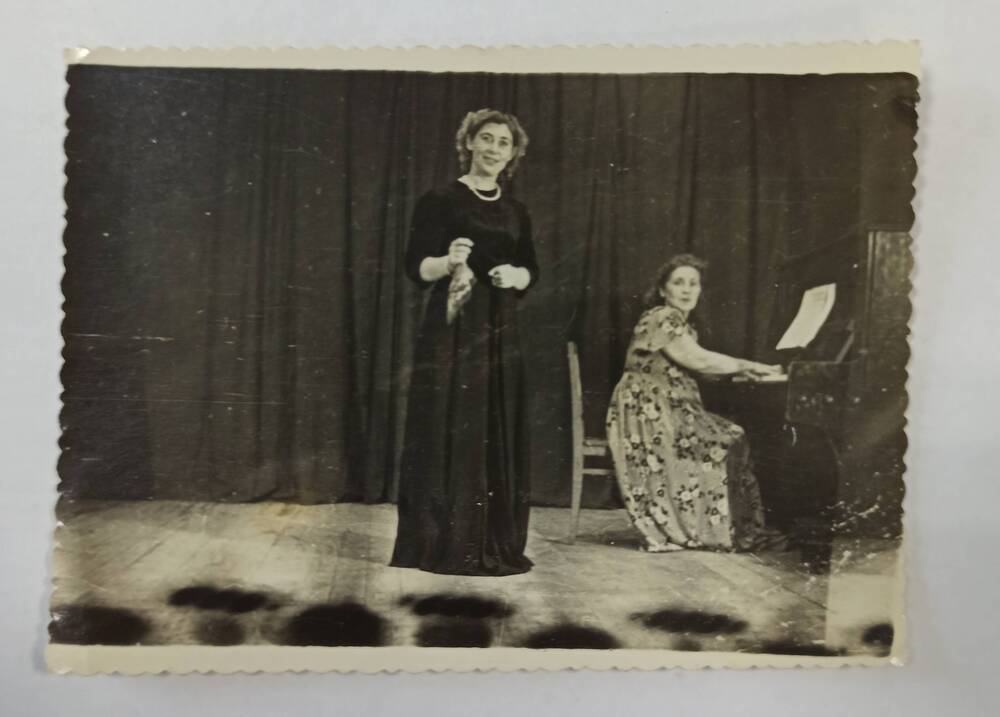 Кашубина А.В. – солистка, за фортепиано З.И. Кравченко. 1955г. Фото.