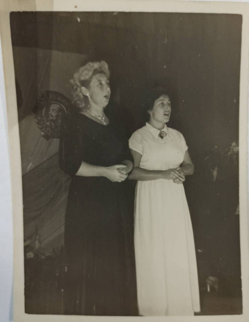 Фото. «Дуэт Лизы и Полины» исполняют (слева на право) А.В. Кашубина (Черноброва) и Попова (Кизимова) 1958г.