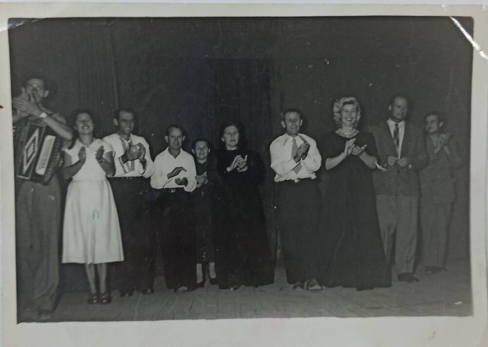 Фото. На сцене участники концерта (в рост) третья справа А.В. Кашубина 1958г.