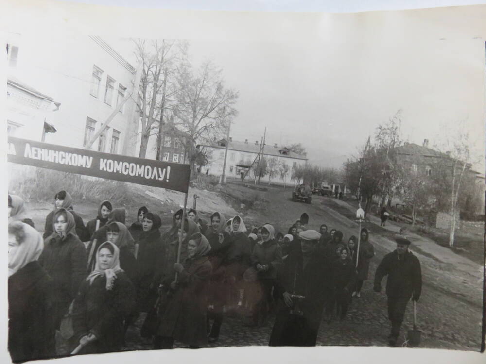 Фотография Воскресник учителей и учащихся по строительству новой средней школы