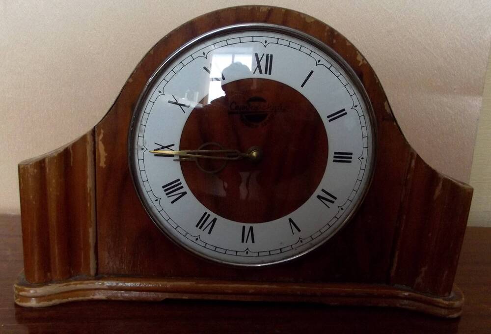 часы механические в деревянном корпусе настольные