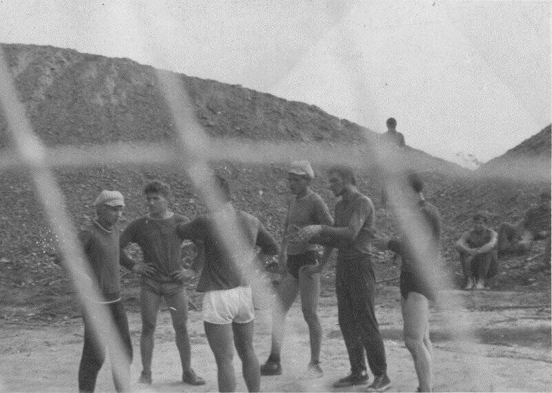 Фотография. Игра в футбол в обеденный перерыв, Студлагерь 1966 г.
