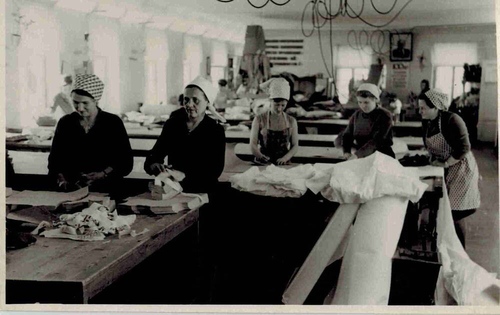 Фотография. Работники швейной фирмы на юбилейном ленинском субботнике.