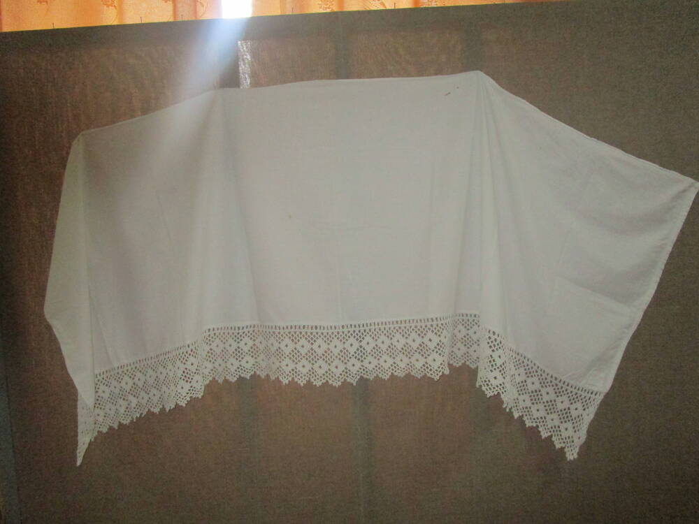 Подзор (подзорник) - юбка для кровати из ткани белого цвета